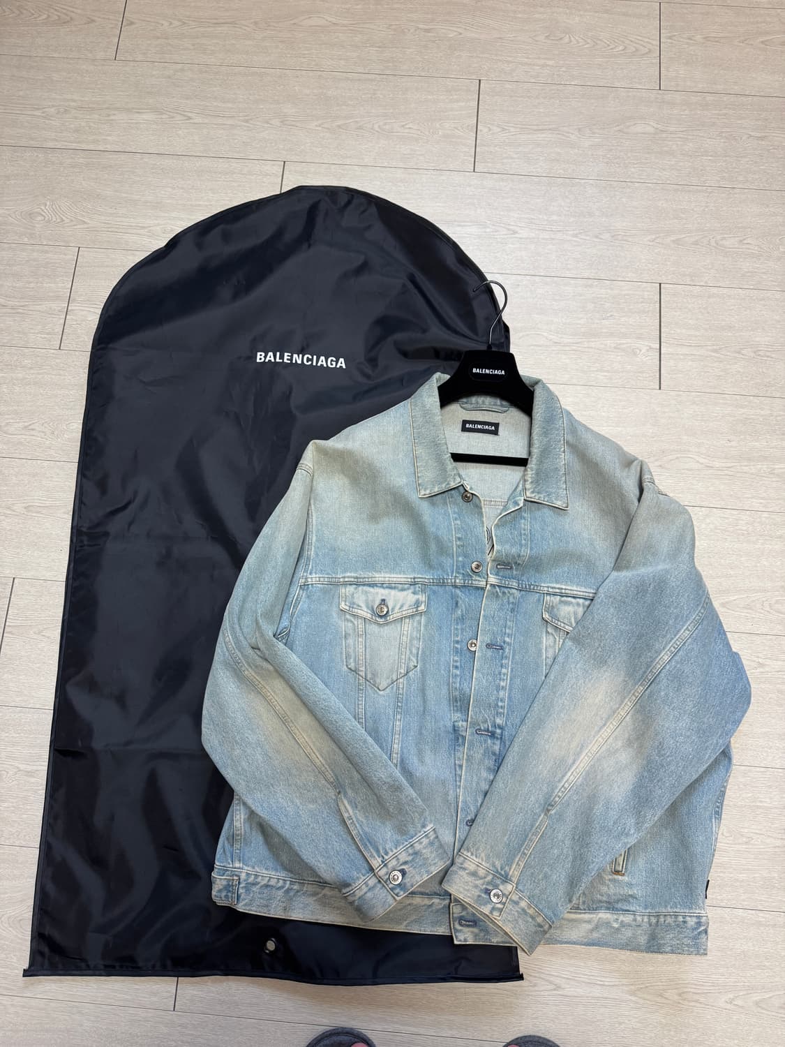 발렌시아가 깃발로고 자수 데님자켓 새상품급 판매 상품이미지1