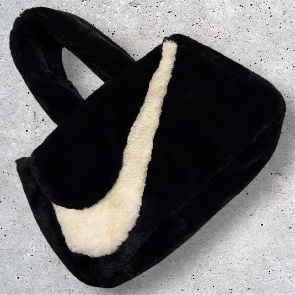 나이키 퍼 숄더백 블랙/화이트 상품이미지1