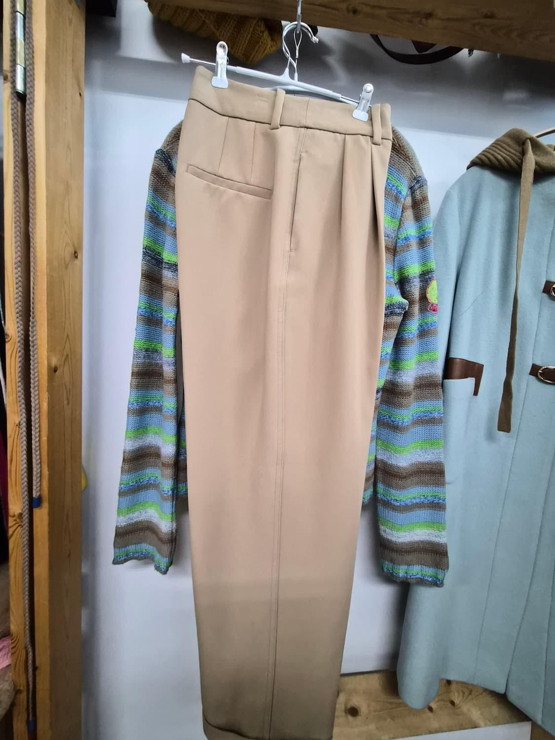 오일릴리 브이넥니트. 자라 핀턱슬랙스 상품이미지10