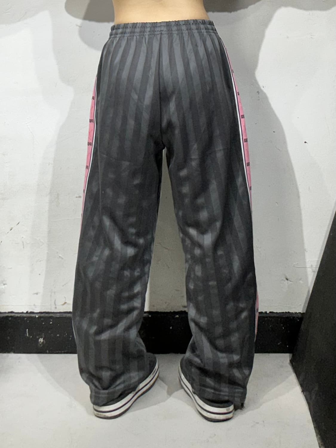 푸마 차콜 핑크 로고 사이드 라인 와이드 트레이닝 팬츠 S 상품이미지3