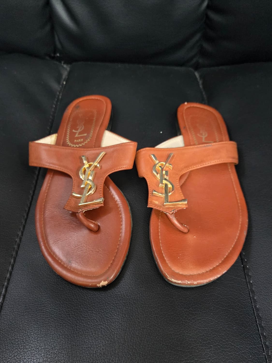 (정품) [입생로랑] 카상드르 가죽 쪼리 플랫 샌들 | 00040 상품이미지1