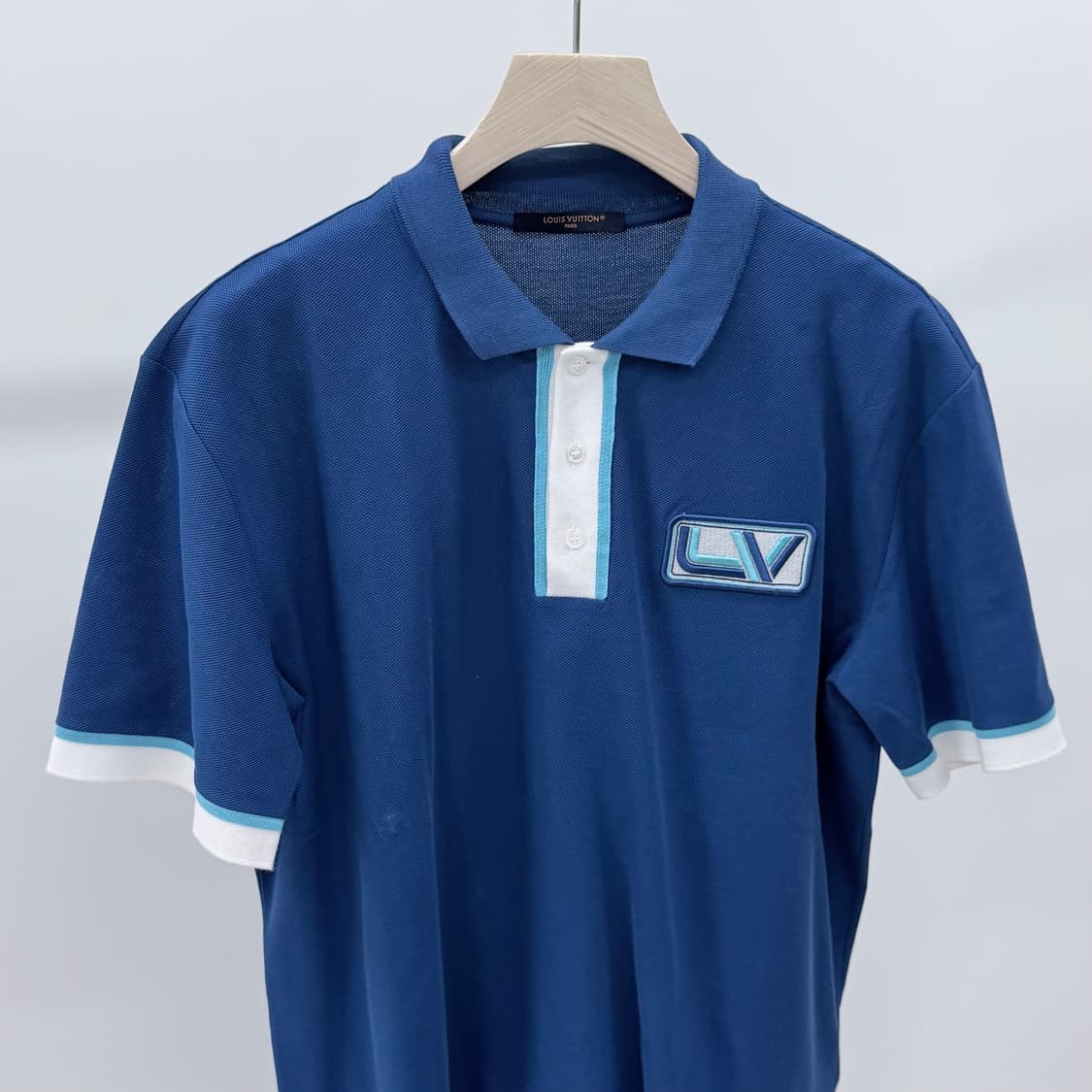 [A급/XL] 루이비통 LV 로고 엠브로이더드 반팔 카라티 블루 상품이미지3
