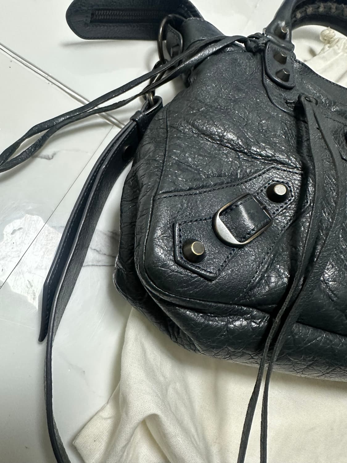 [A 정품] 발렌시아가 시티 모터백 타운 다크그레이 상품이미지3