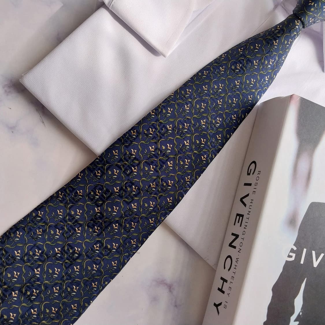 지방시 실크 네이비 빅로고 패턴 넥타이 9.7cm A+등급 K2452
 상품이미지4