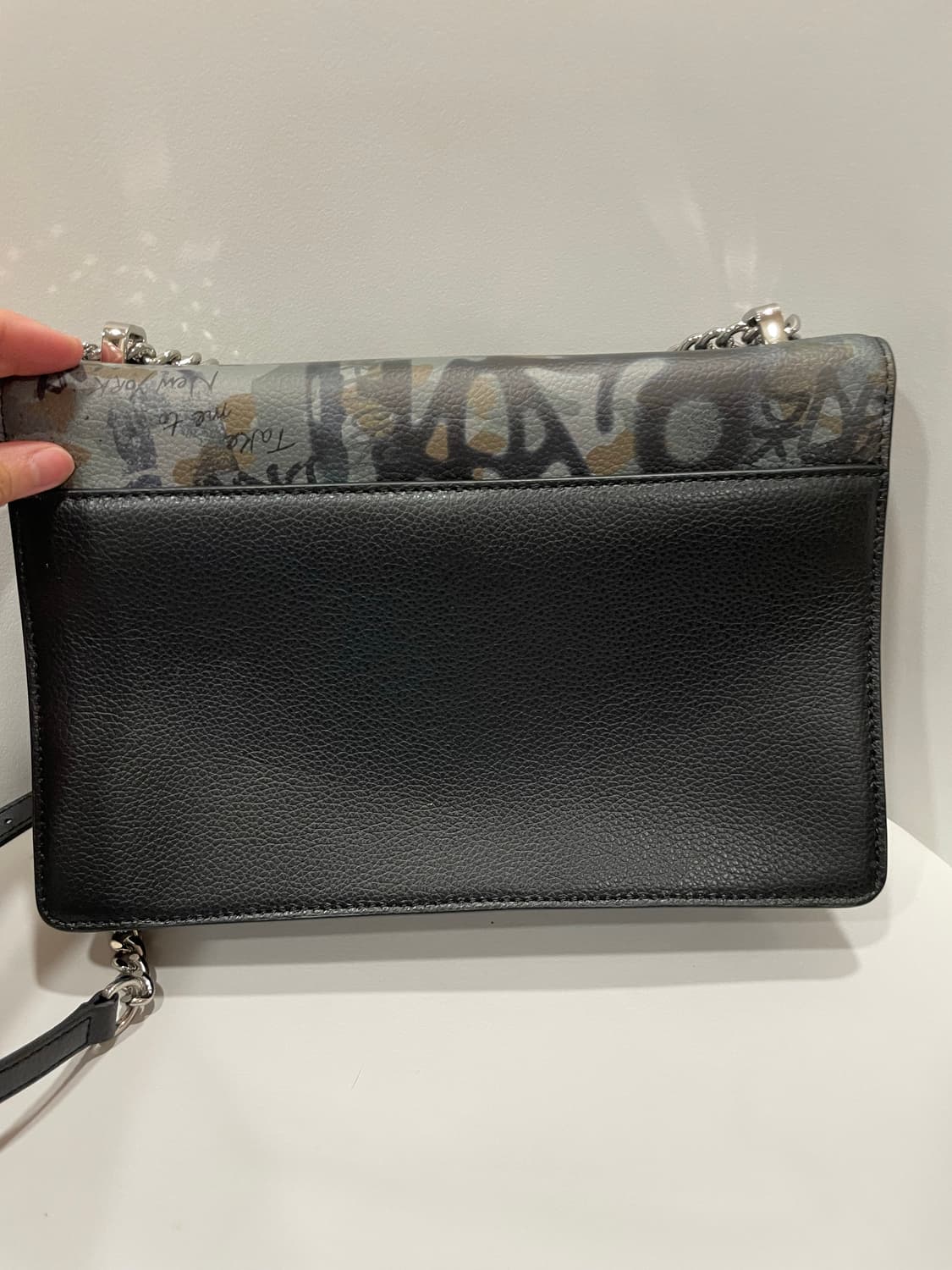 DKNY 그래피티 체인 숄더백 상품이미지3