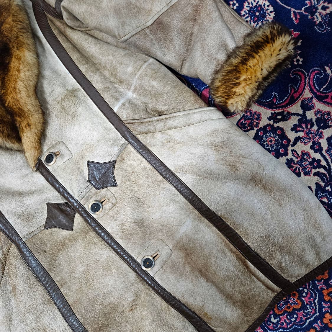 모플로비즈 90's 램스킨 사이드 라인 3버튼 무스탕 코트 상품이미지4