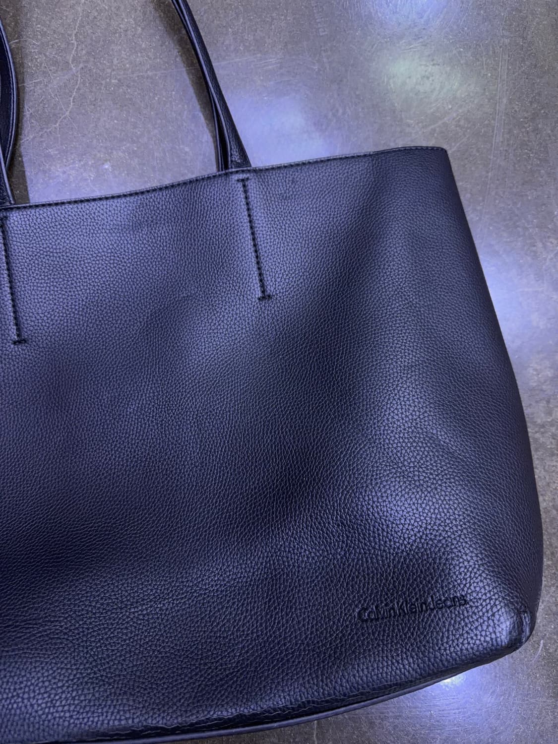 캘빈클라인 진 울트라 라이트 지퍼 에코 레더 토트백 상품이미지3