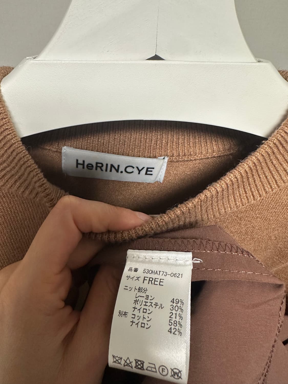 HeRIN.CYE 헤린사이 엘보우 패치 니트 드레스(엔폴드스타일) 상품이미지8