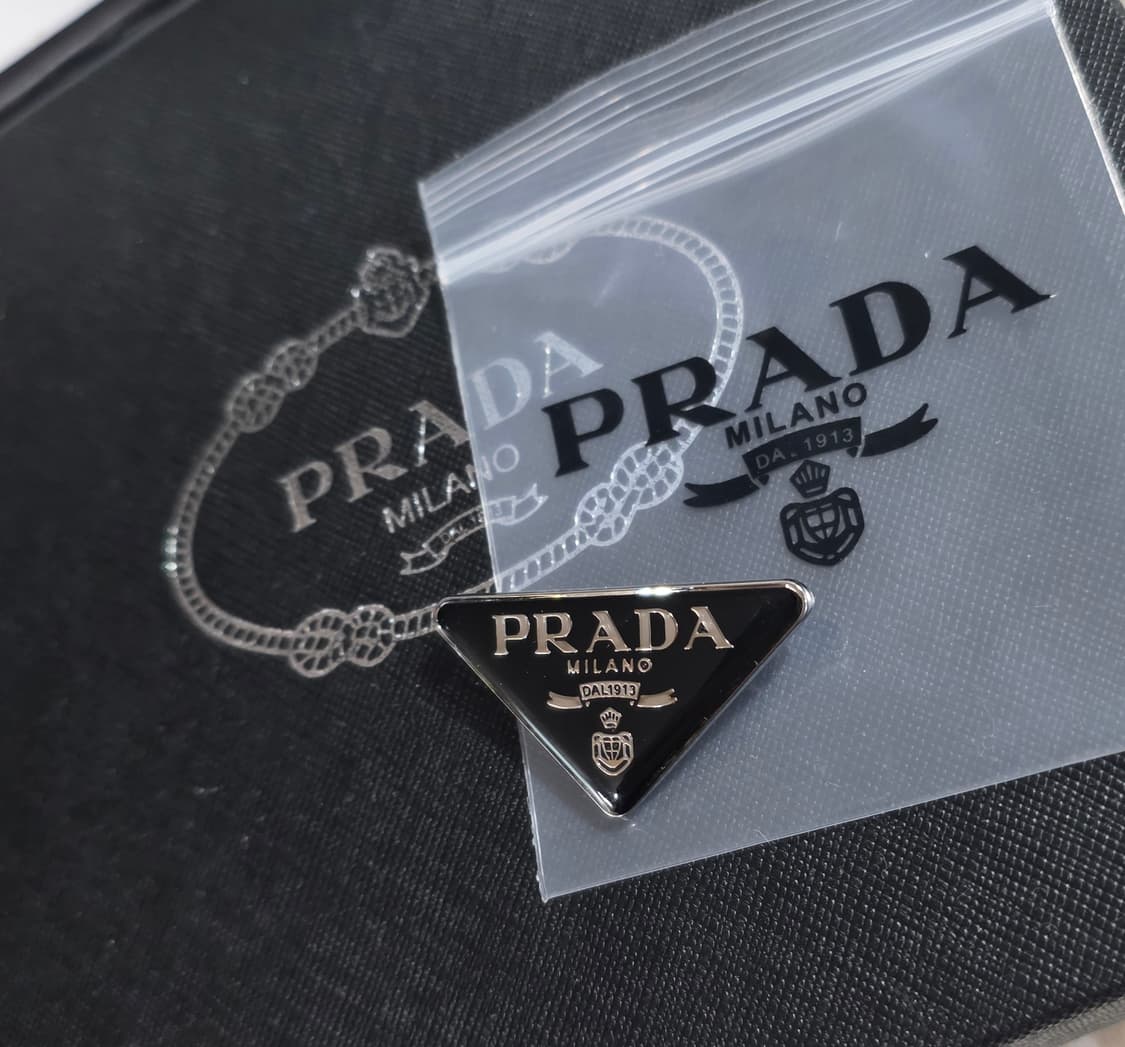 빈티지 프라다 유광 블랙 브로치 상품이미지3