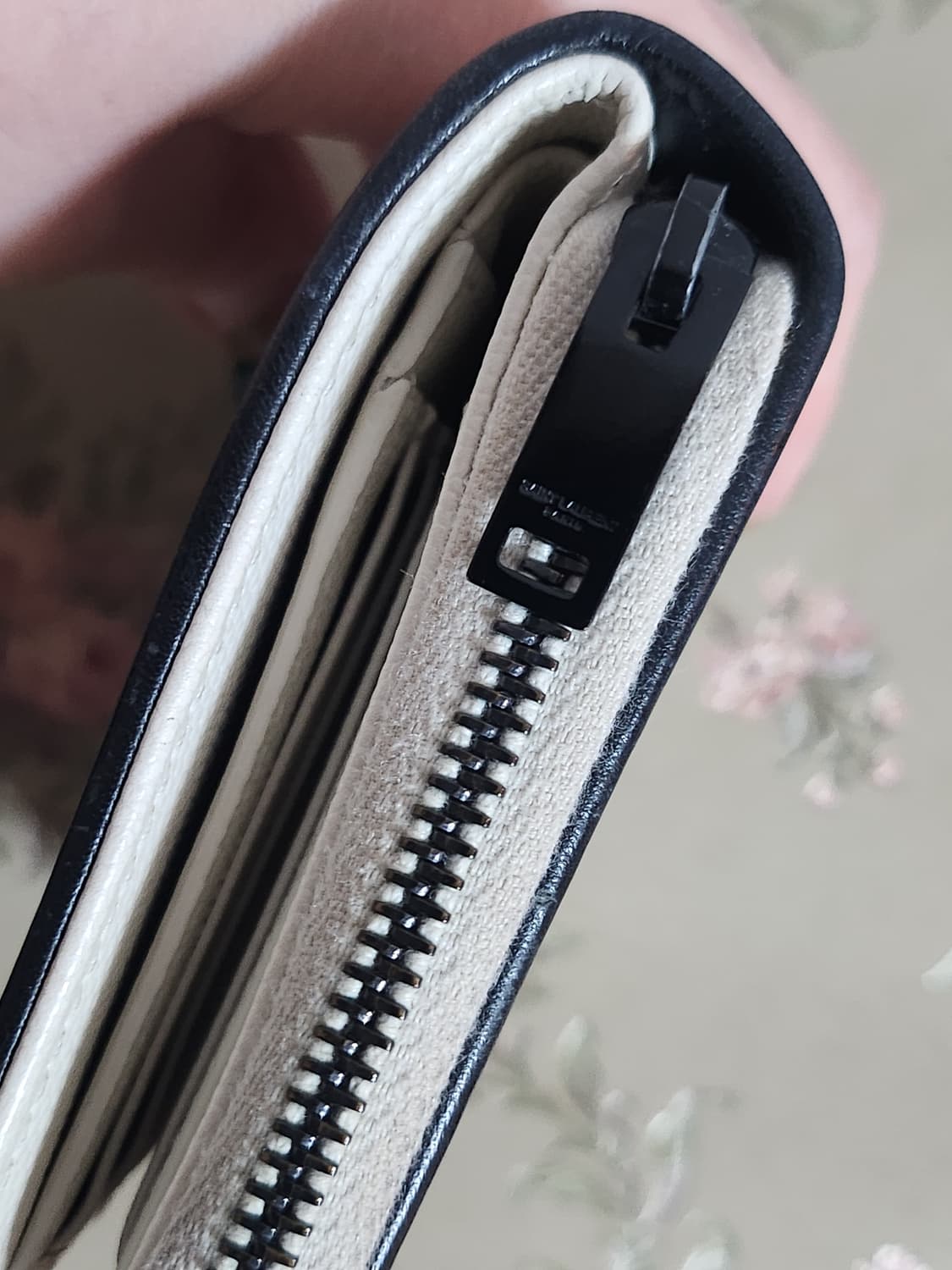 생로랑 403723 모노그램 퀼팅 페블레더 지퍼 중지갑 상품이미지6