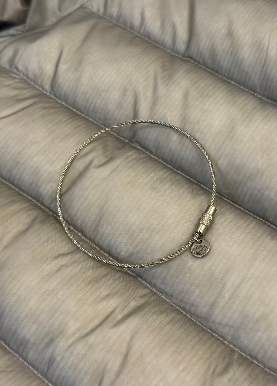 산산기어 서픽스 푸퍼 그레이(3) fw24 / S급 상품이미지3