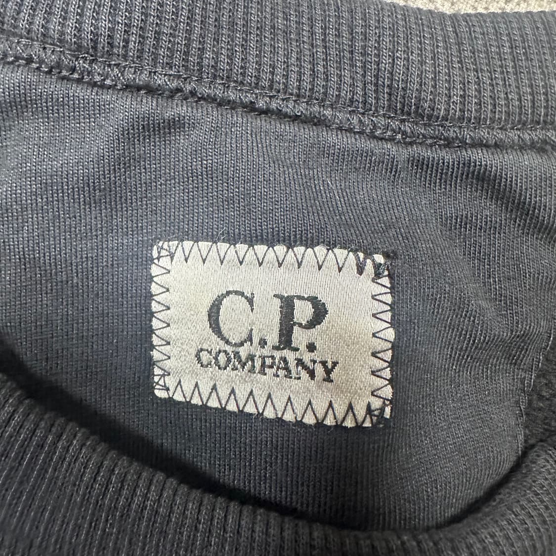 ✨ (바배) CP 컴퍼니 20ss 포켓 렌즈 블랙 맨투맨  상품이미지4