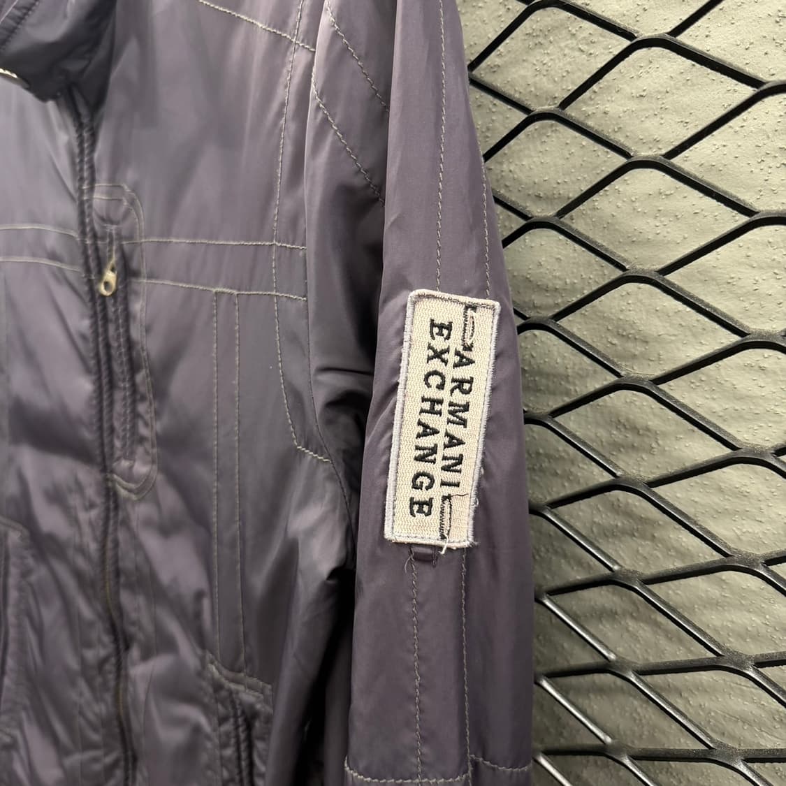 아르마니 익스체인지 가먼트다잉 유틸리티 자켓 버티컬 스티치 암패치 디테일 상품이미지6