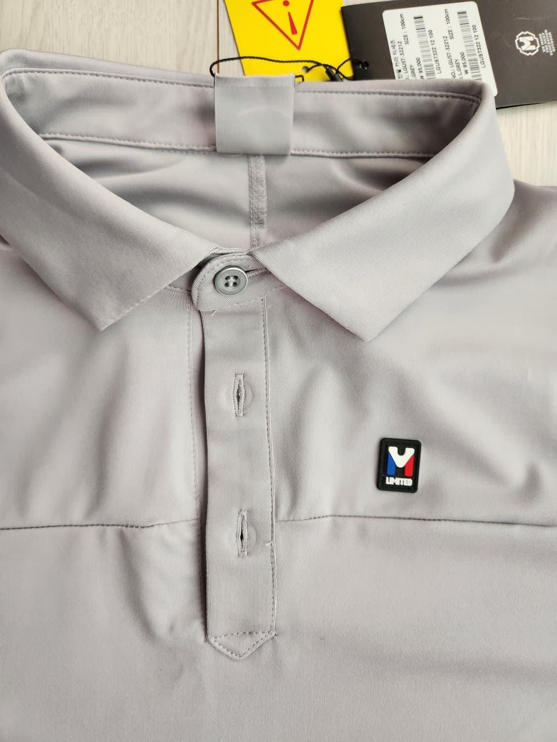 새상품)밀레 남성 반팔 폴로티 카라티 그레이 사이즈L

오염 하자없이 깨 상품이미지2