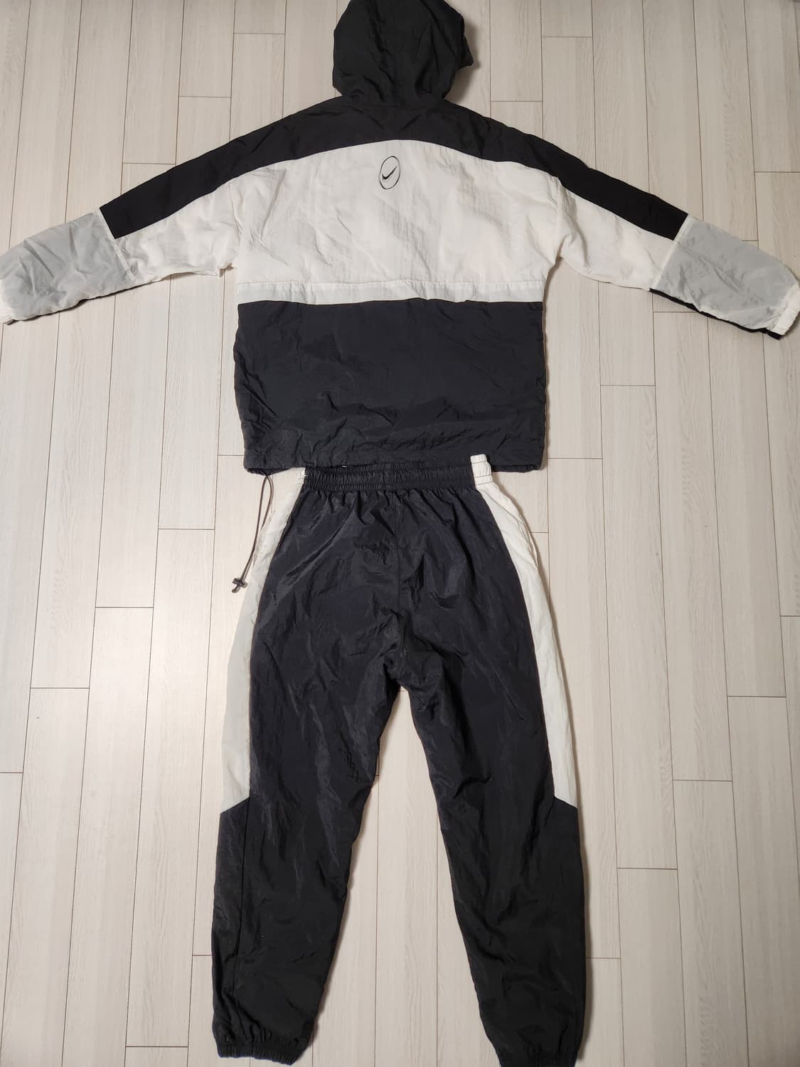 나이키 애슬레틱스 우븐 후드집업 바람막이 세트 사이즈95 m

여러 중고 상품이미지10