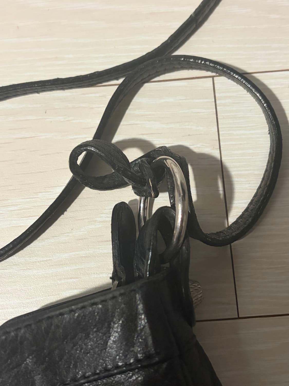 발렌시아가 자이언트 힙 크로스백 블랙 상품이미지8