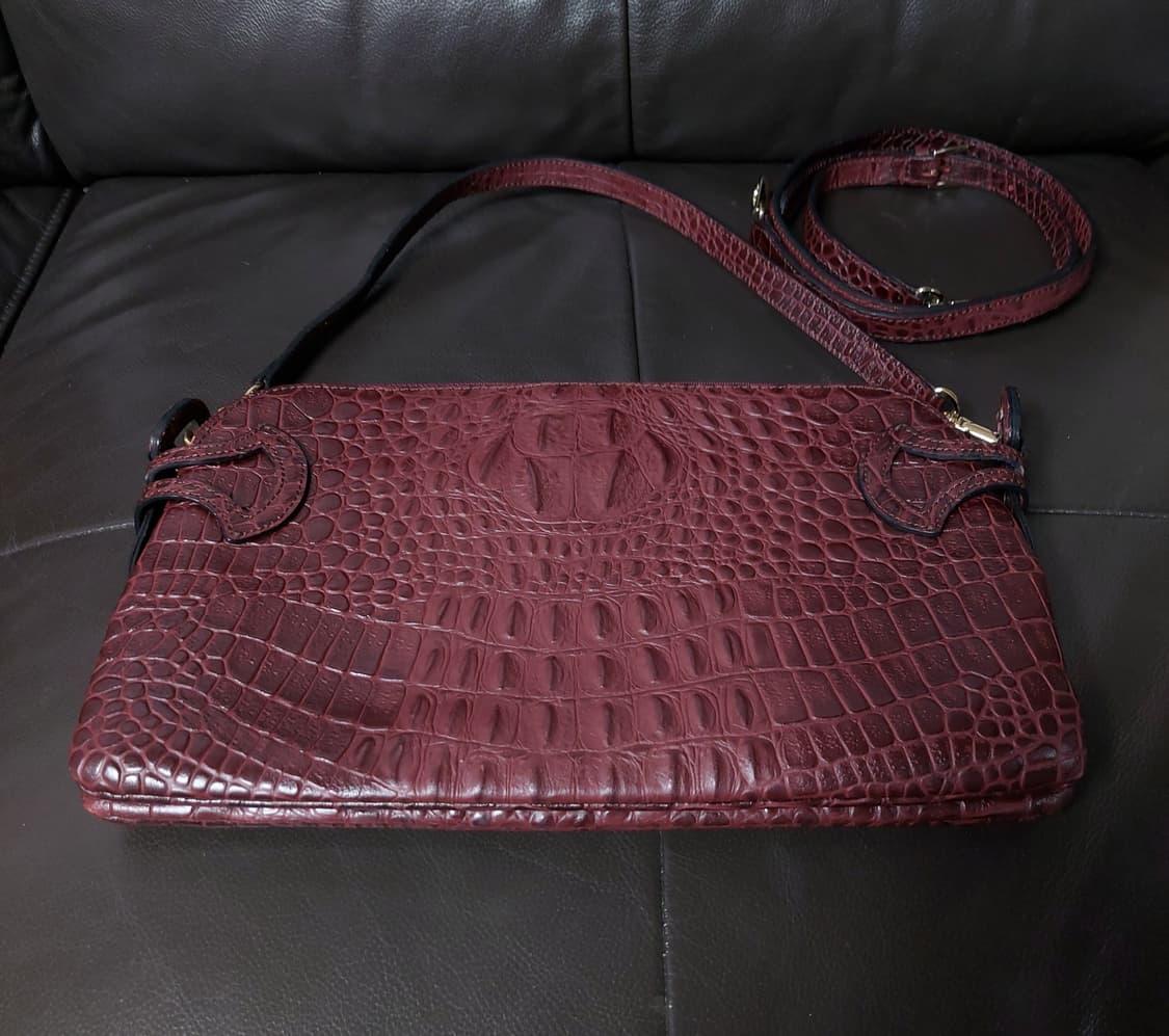 윤순영 악어 패턴 버건디 숄더백

 상품이미지2