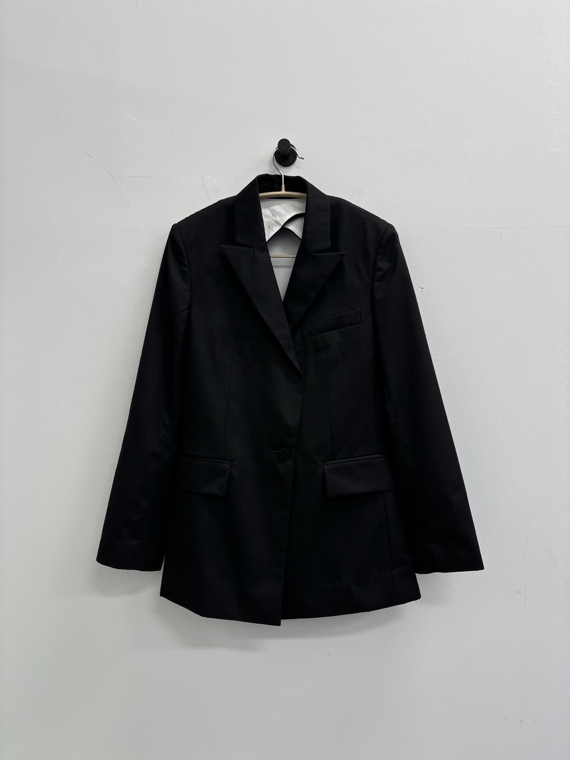 모앤코 MO&Co. 백리스 컷아웃 테일러드 자켓 상품이미지1