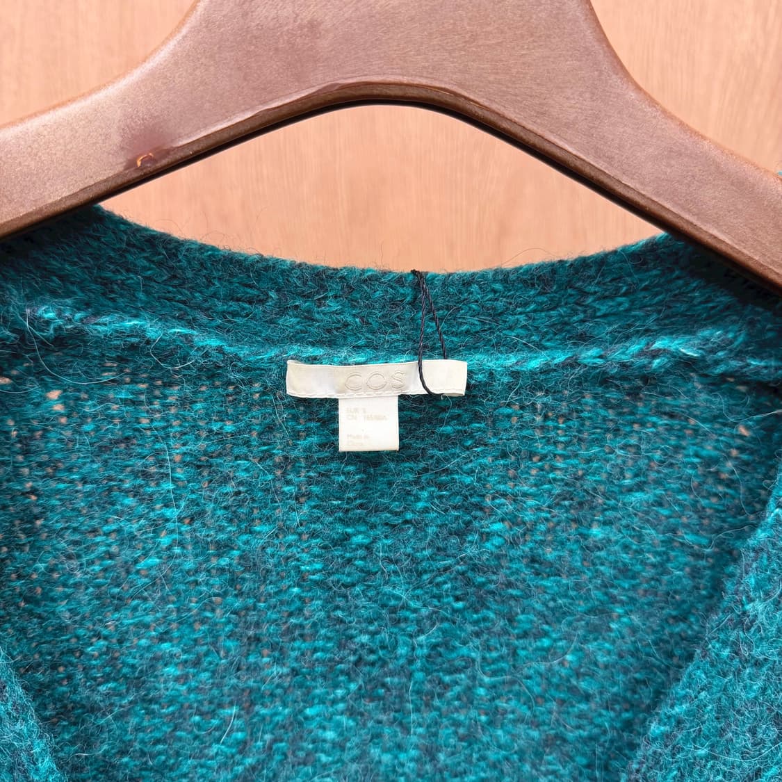 코스 브이넥 긴팔 니트 가디건 패치 포켓 디테일 루즈핏 그린 상품이미지6