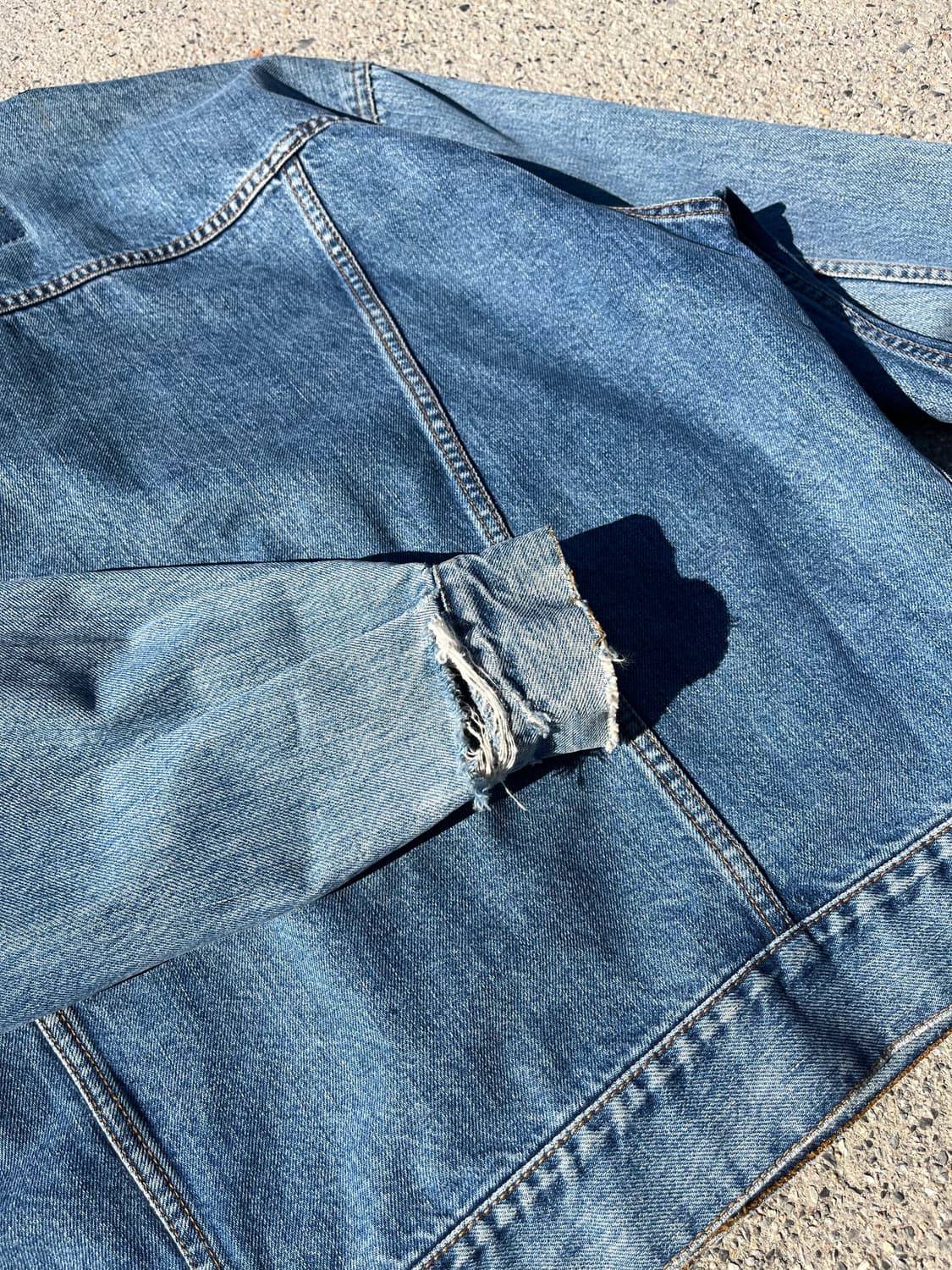 00s Levi's distressed denim jacket 상품이미지4