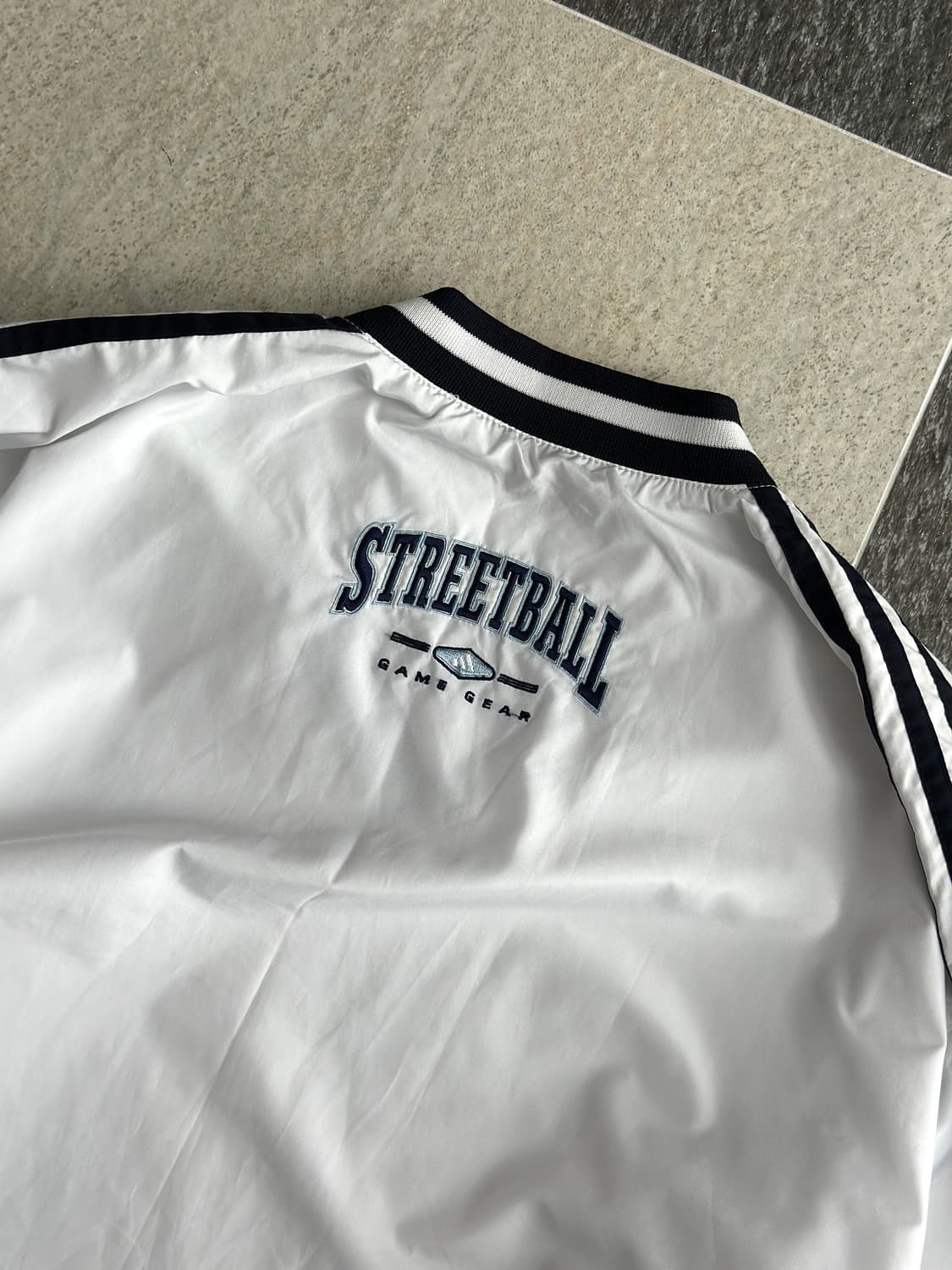 아디다스 화이트 V넥 웜업  상품이미지4