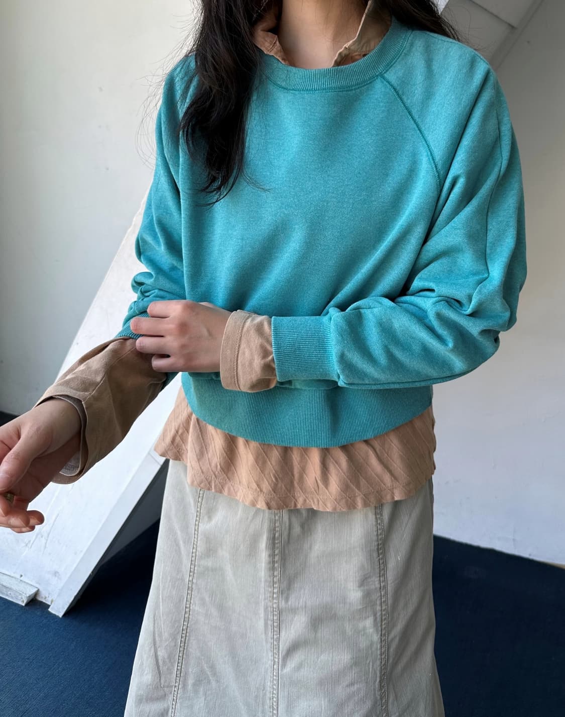 Design tuck sleeve cropped sweat P/O 상품이미지8