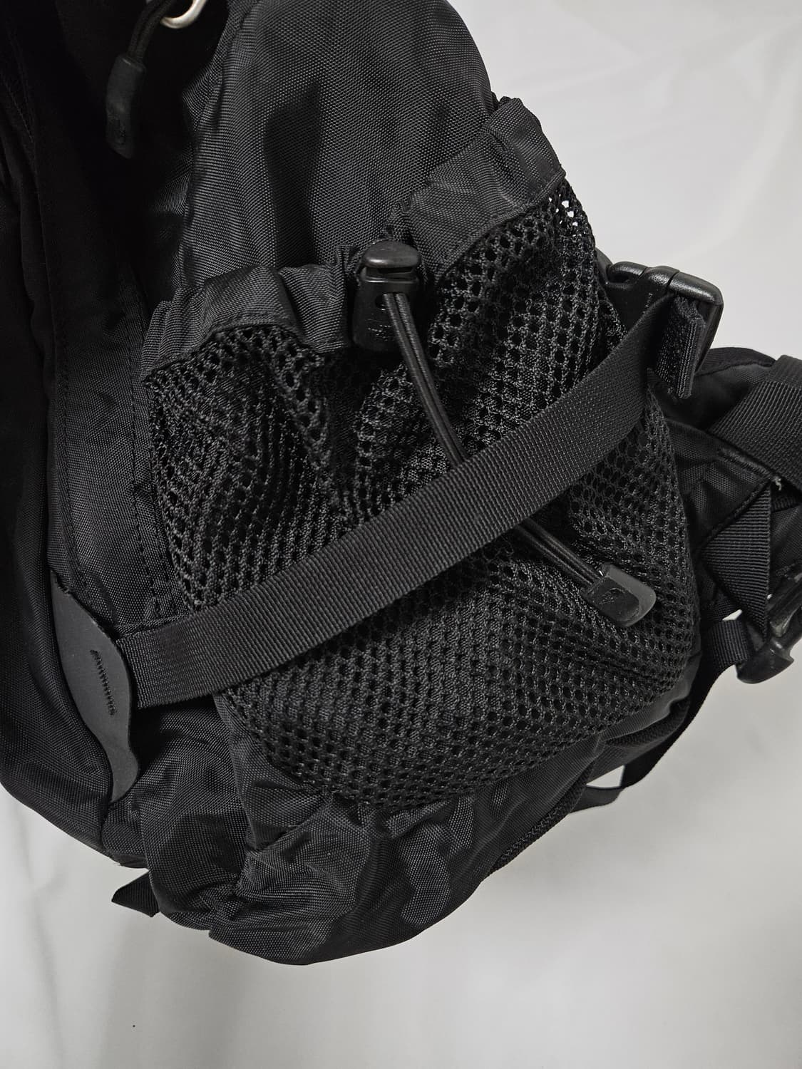 노스페이스 핫샷 백팩 가방 스포츠 트레일 블랙 28L 상품이미지4