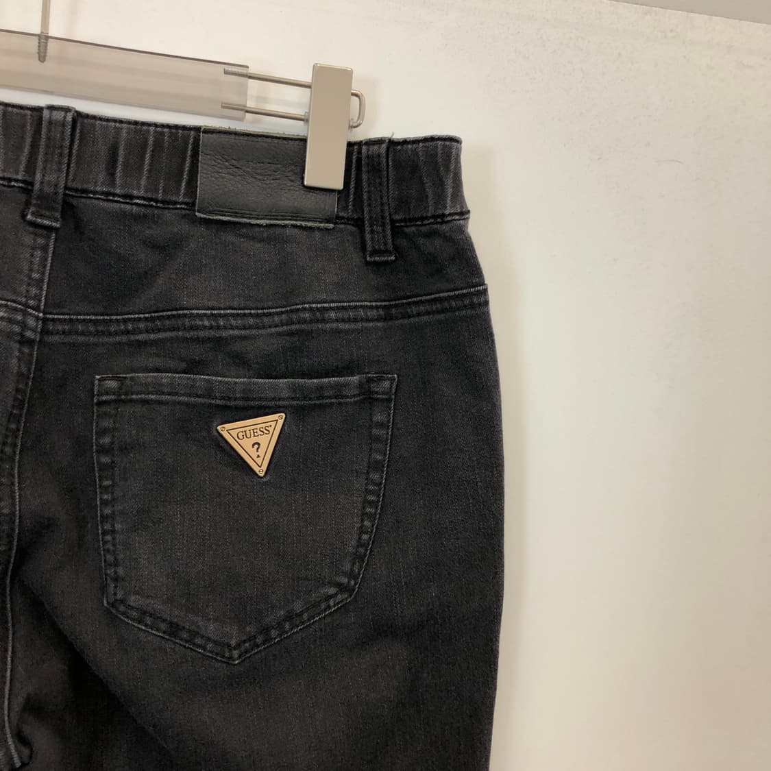 게스 밴딩 스틸로고 크롭 블랙데님진 30-31 상품이미지4