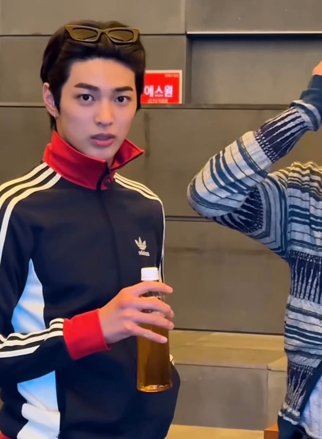 아디다스 유로파 네이비 레드 코르티스 착용 상품이미지1