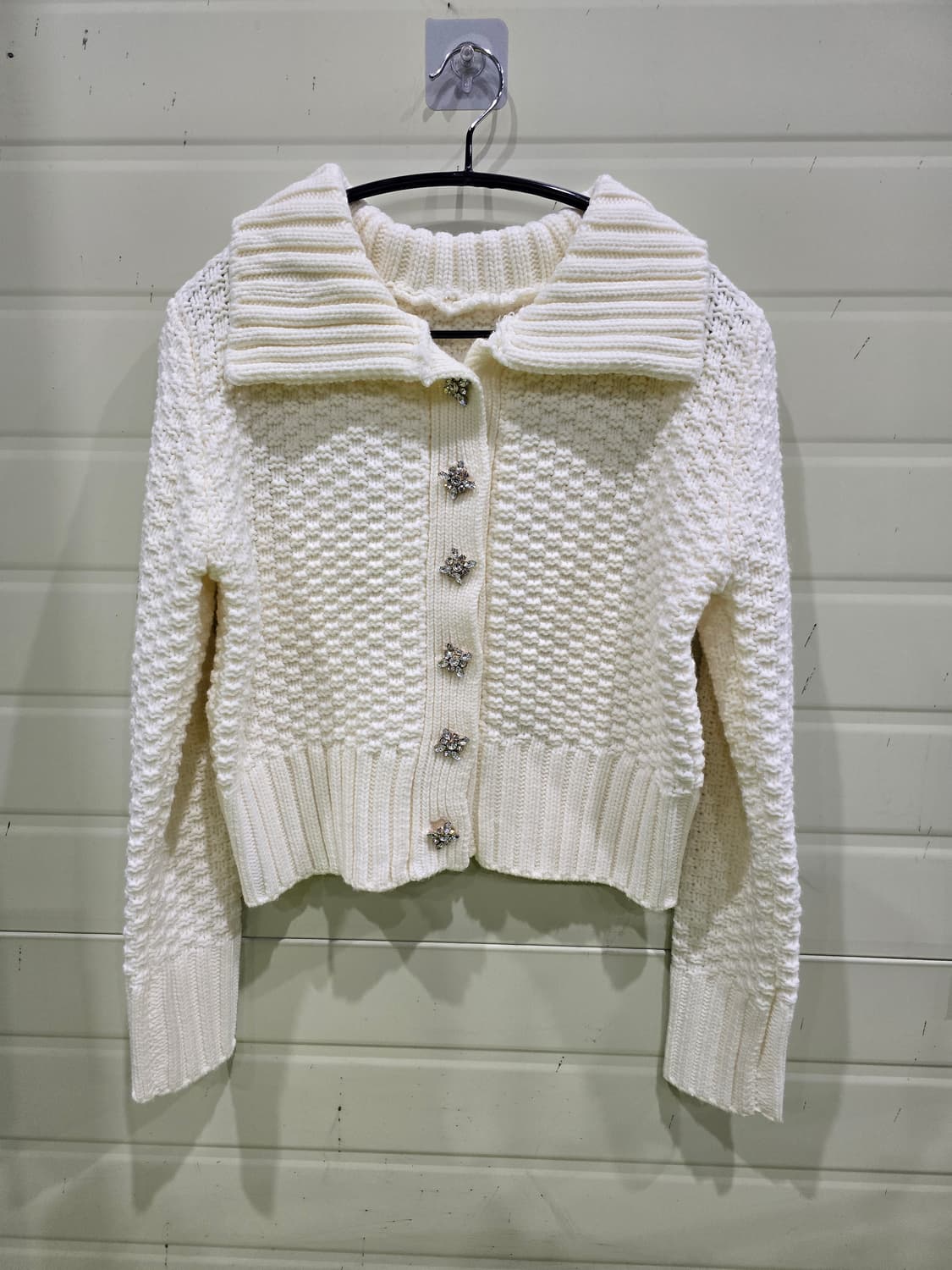 아이보리 니트 가디건 보석 단추 장식 상품이미지1