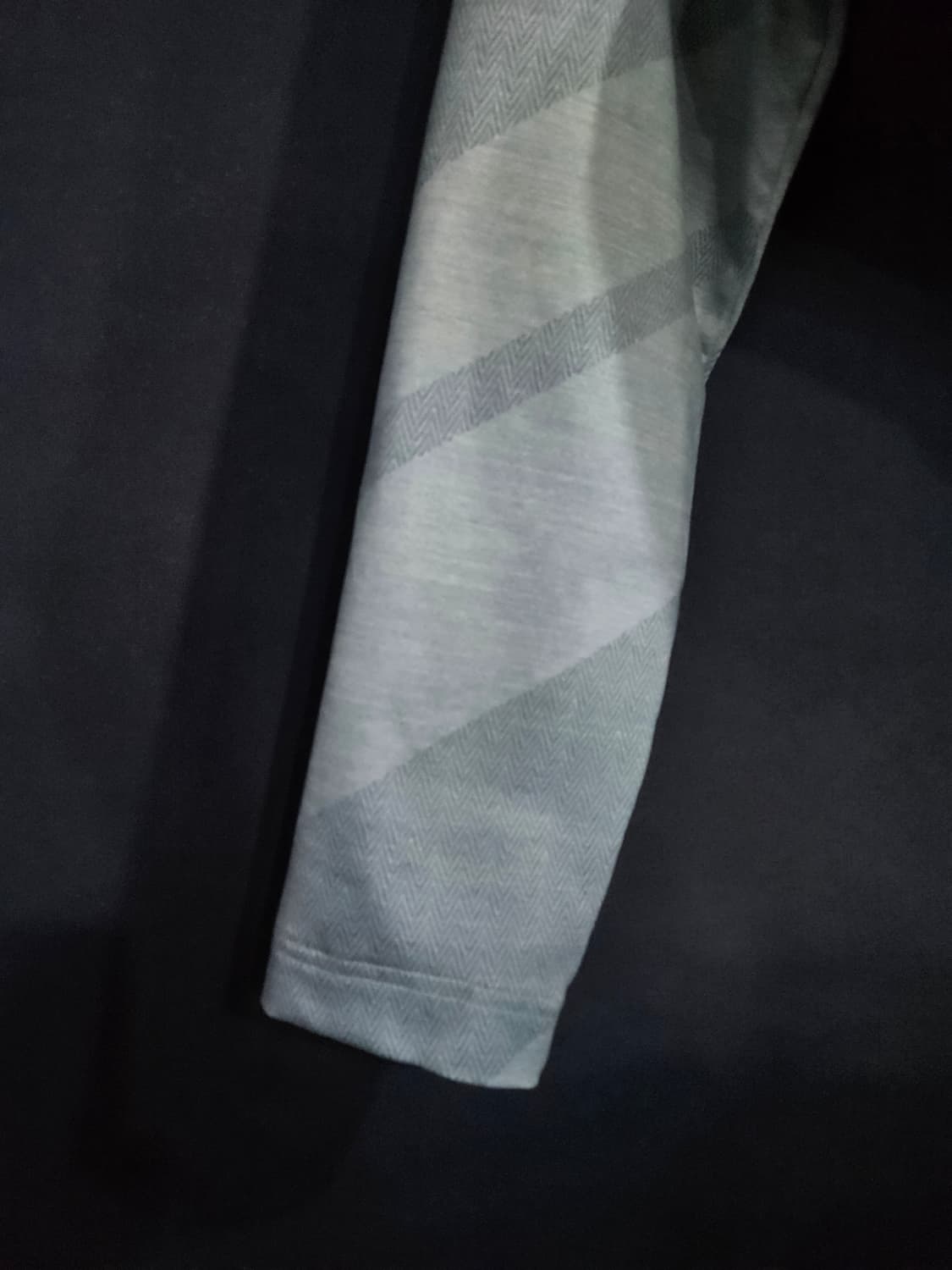 데상트 골프 스카이블루 문양 남성 슬림핏 105 골프 카라긴팔티  상품이미지5