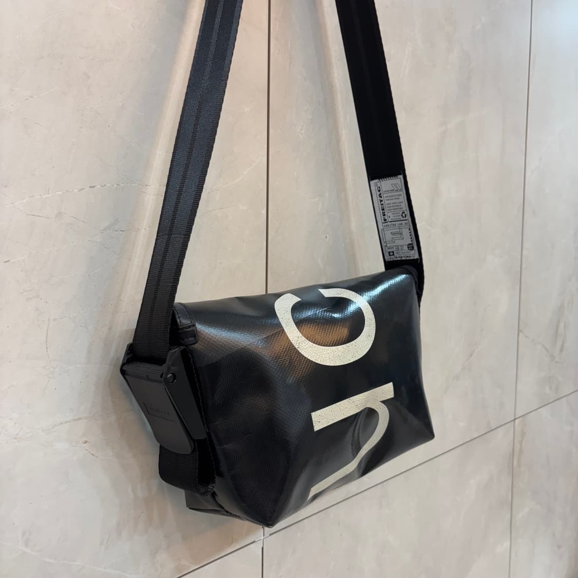 프라이탁 하파오 블랙 색상 크로스백 상품이미지5