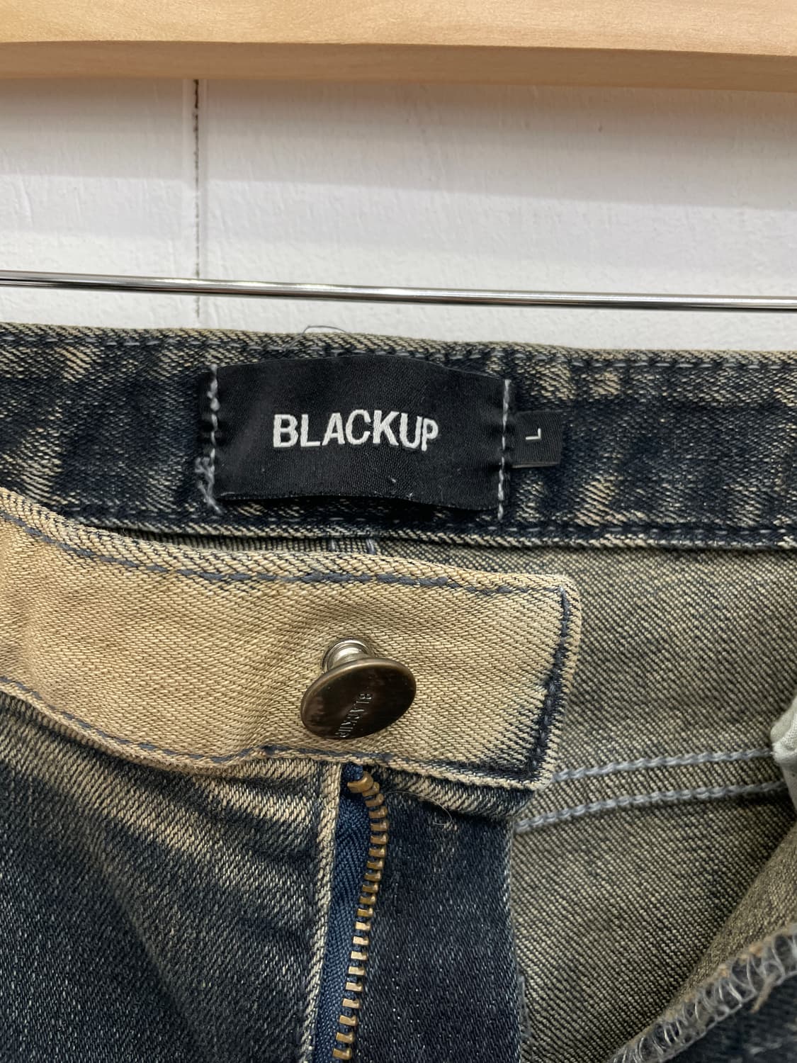 블랙업(BLACKUP) 투톤 사이드 워싱 컷팅 부츠컷 데님 팬츠 상품이미지6