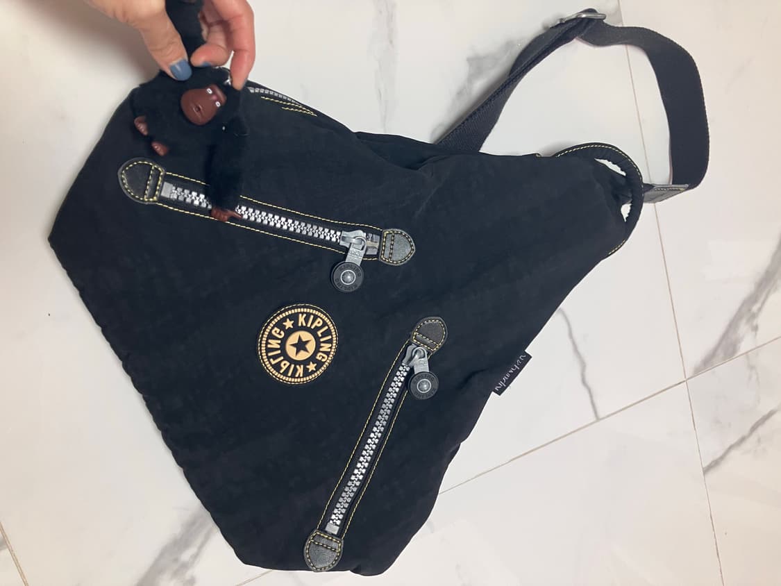 y2k 키플링 슬링백 블랙 + 고릴라 키링 상품이미지2