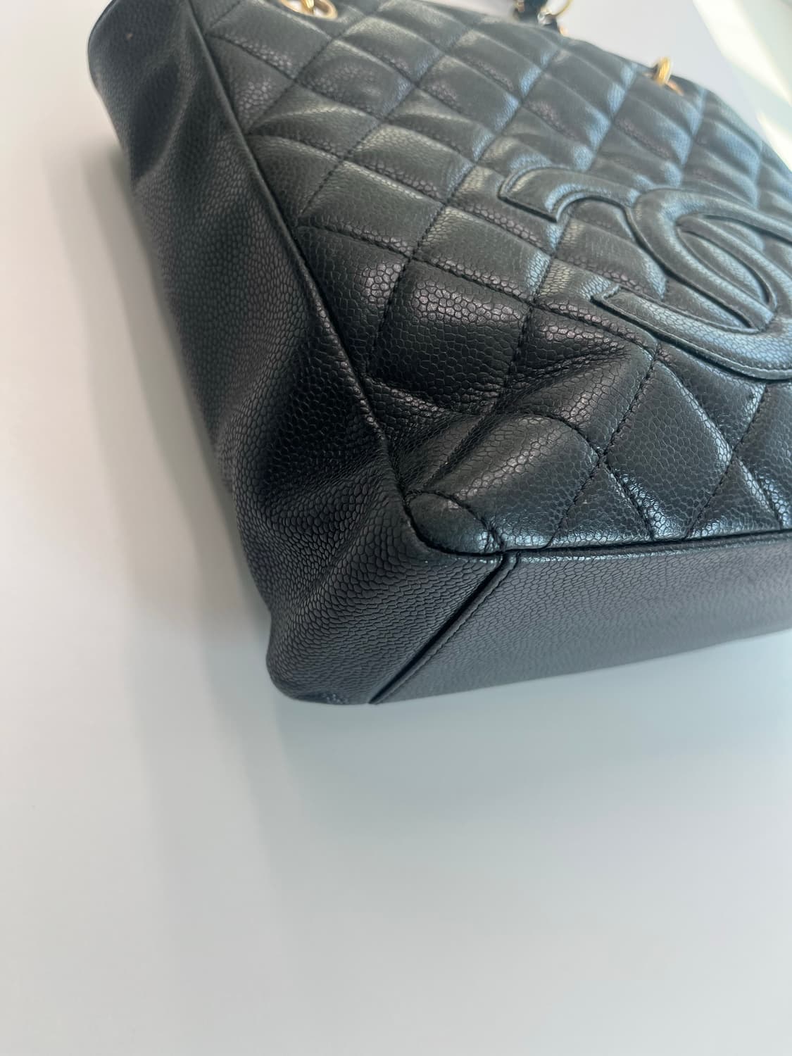 샤넬 그랜드샤핑 쁘띠 블랙 금장 상품이미지3