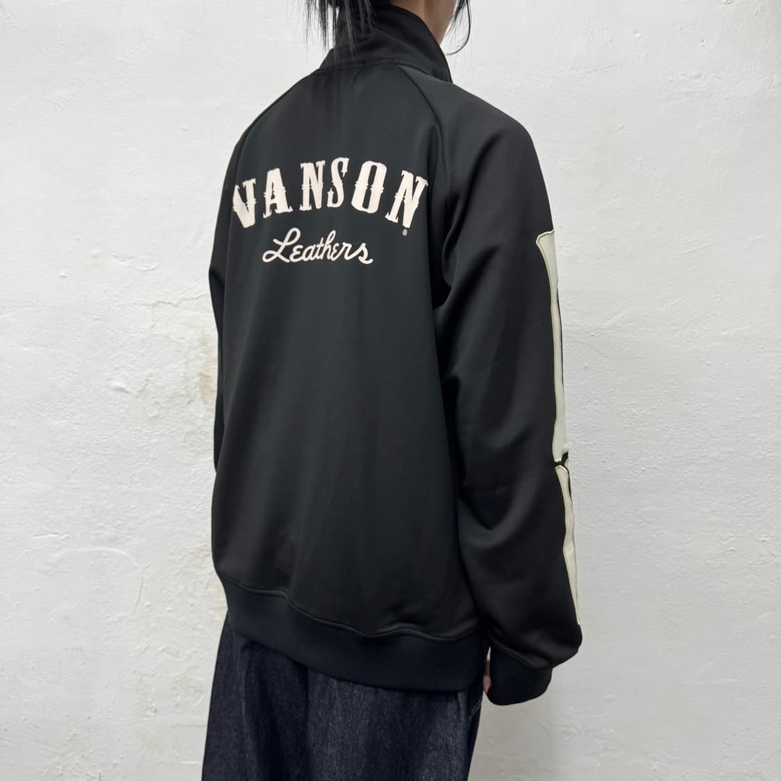 VANSON 블랙컬러 본 레더 자수 폴리 하이넥 트랙 탑 자켓 상품이미지2