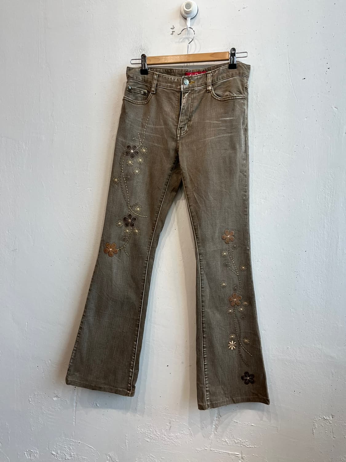 COX COSMO JEANS 로우라이즈 자수 부츠컷 데님팬츠 상품이미지1