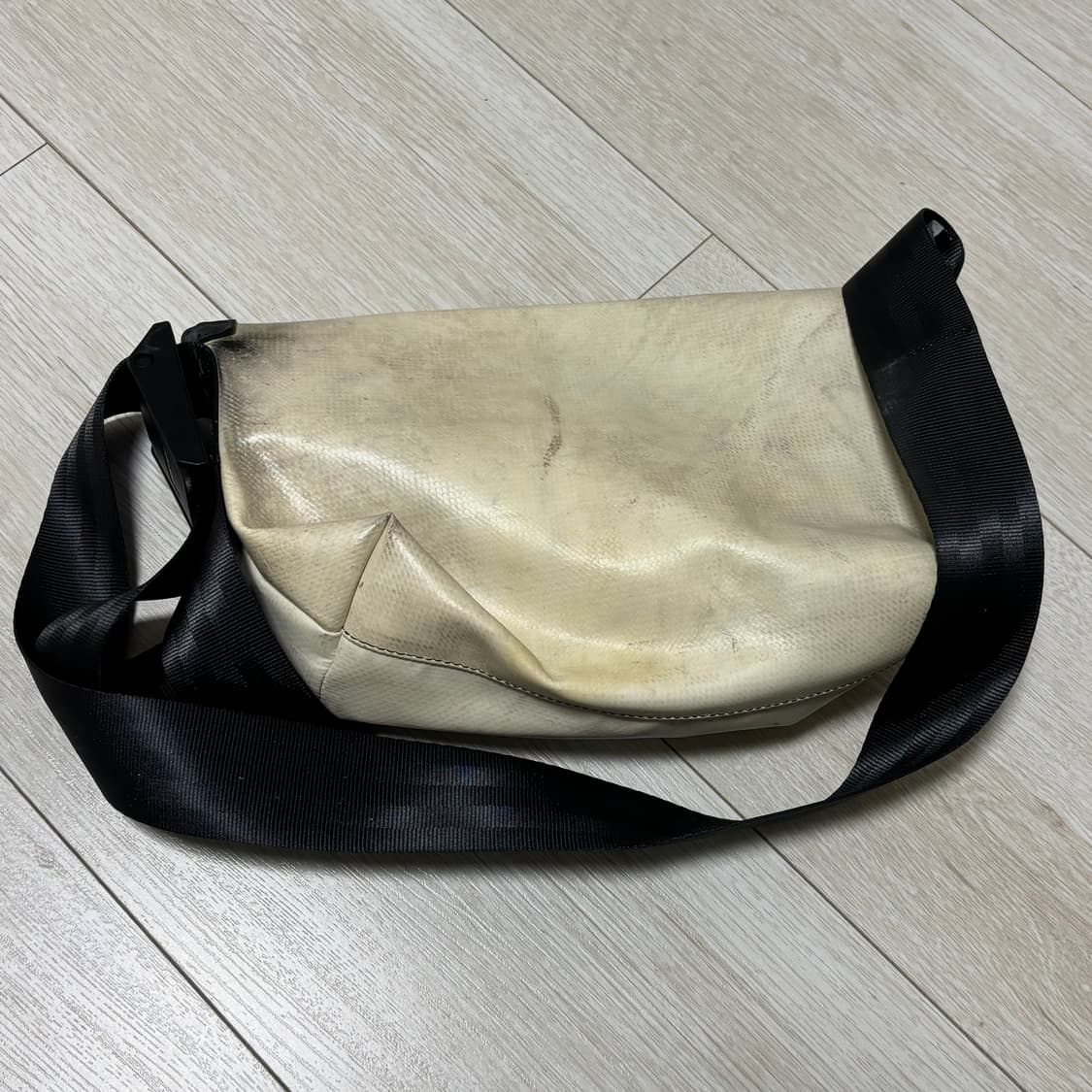 프라이탁 하와이파이브오 흰/파 상품이미지2