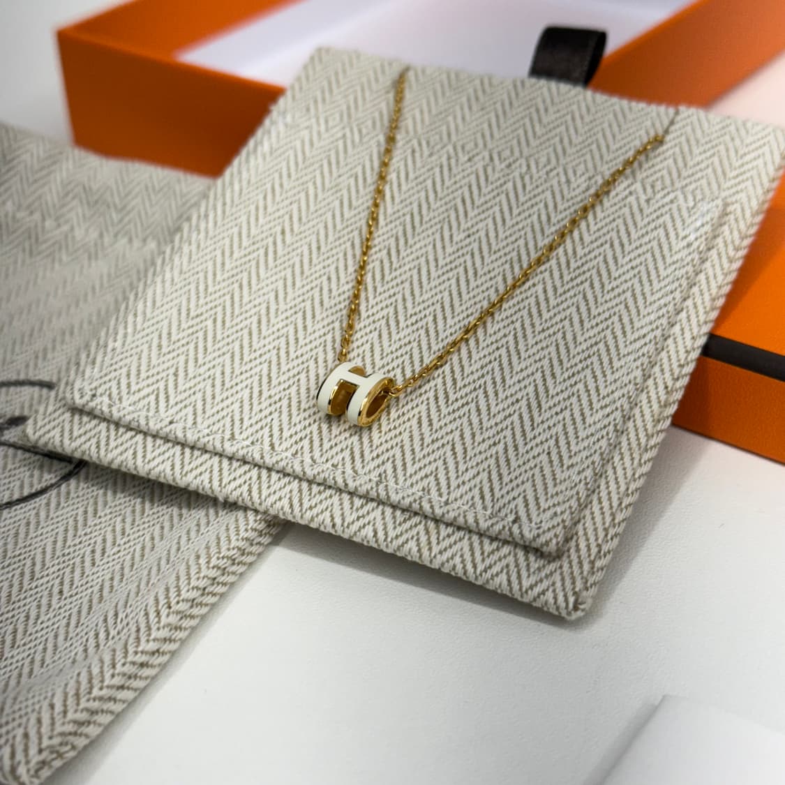 [1회 착용] 에르메스 팝아슈 미니 목걸이 화이트 골드 상품이미지3