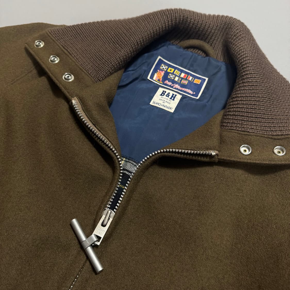 마이티맥 x 밸런스하모니(B&H) 브라운컬러 하이넥 플라이어 자켓 상품이미지3