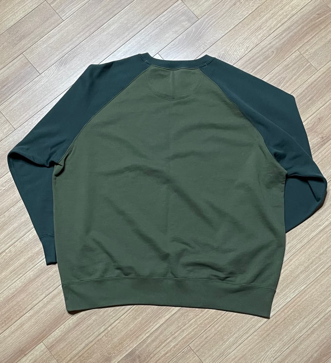 유니클로 배색 스웻 셔츠 상품이미지3