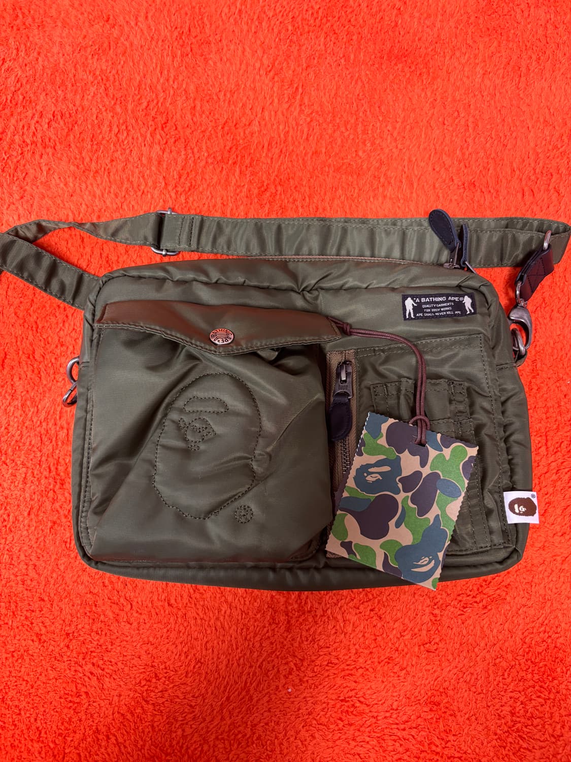 Bape] 패딩 숄더 크로스백 그린 상품이미지1