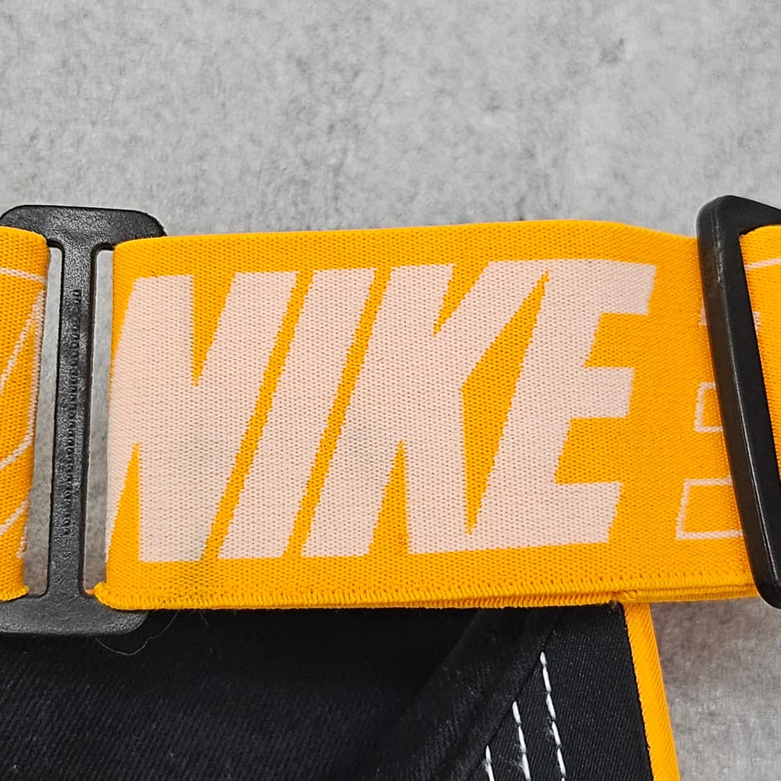 나이키 로고가 돋보이는 오렌지 색상의 썬캡 상품이미지9