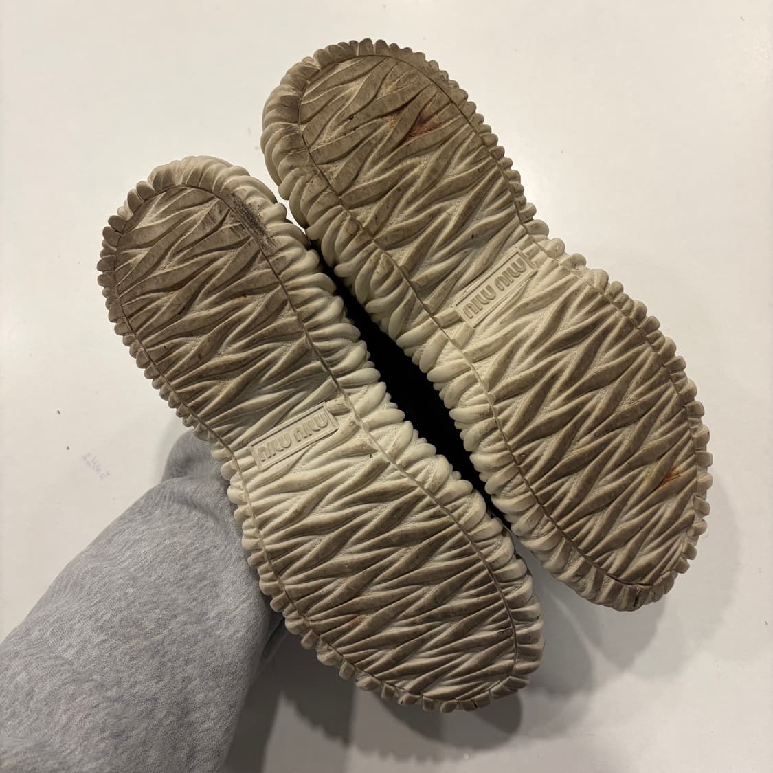 [38] 미우미우 개버딘 블랙 스니커즈 캔버스 운동화 상품이미지5