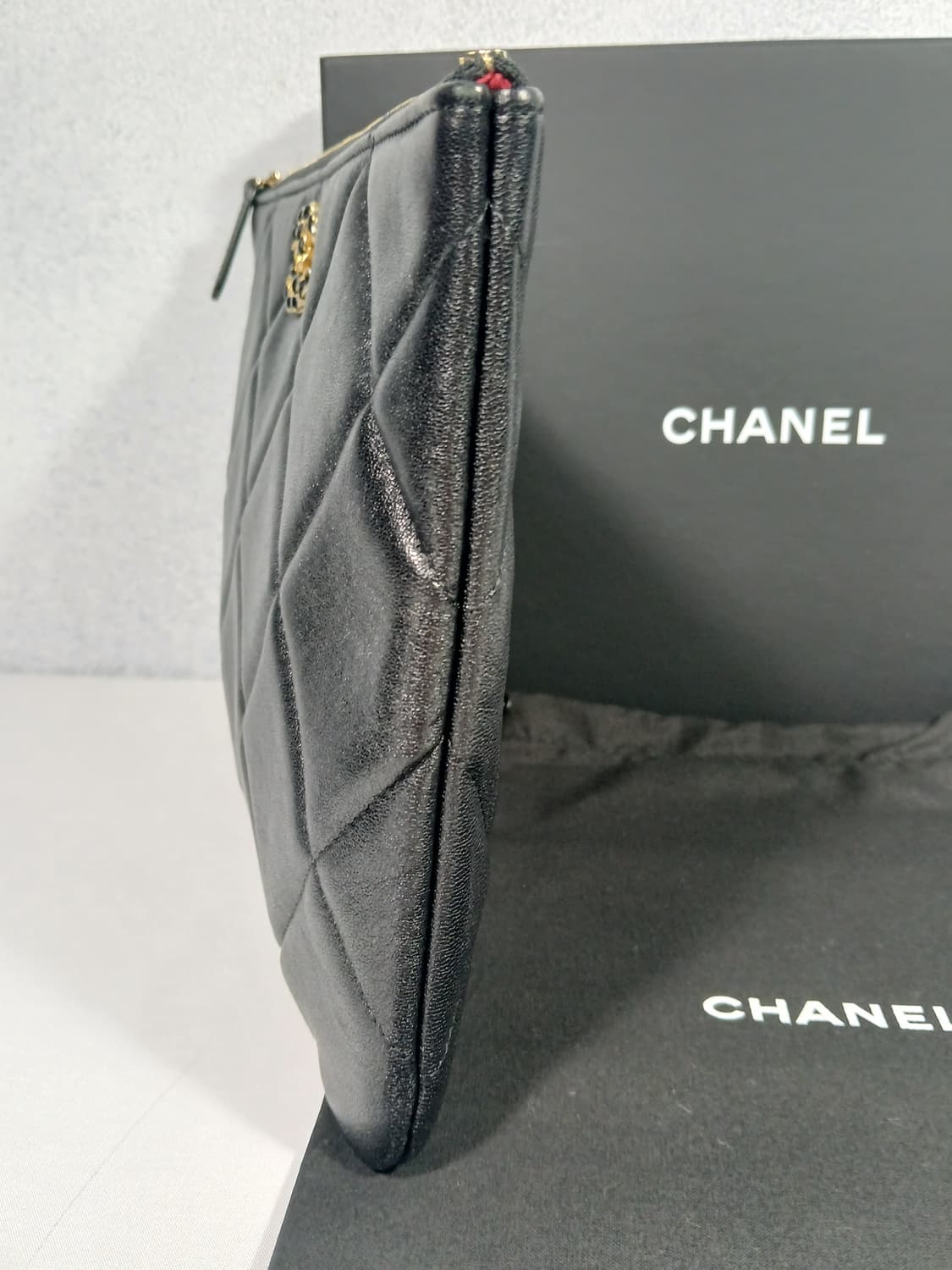 샤넬 19 클러치백 뉴미듐 AP0951 상품이미지6