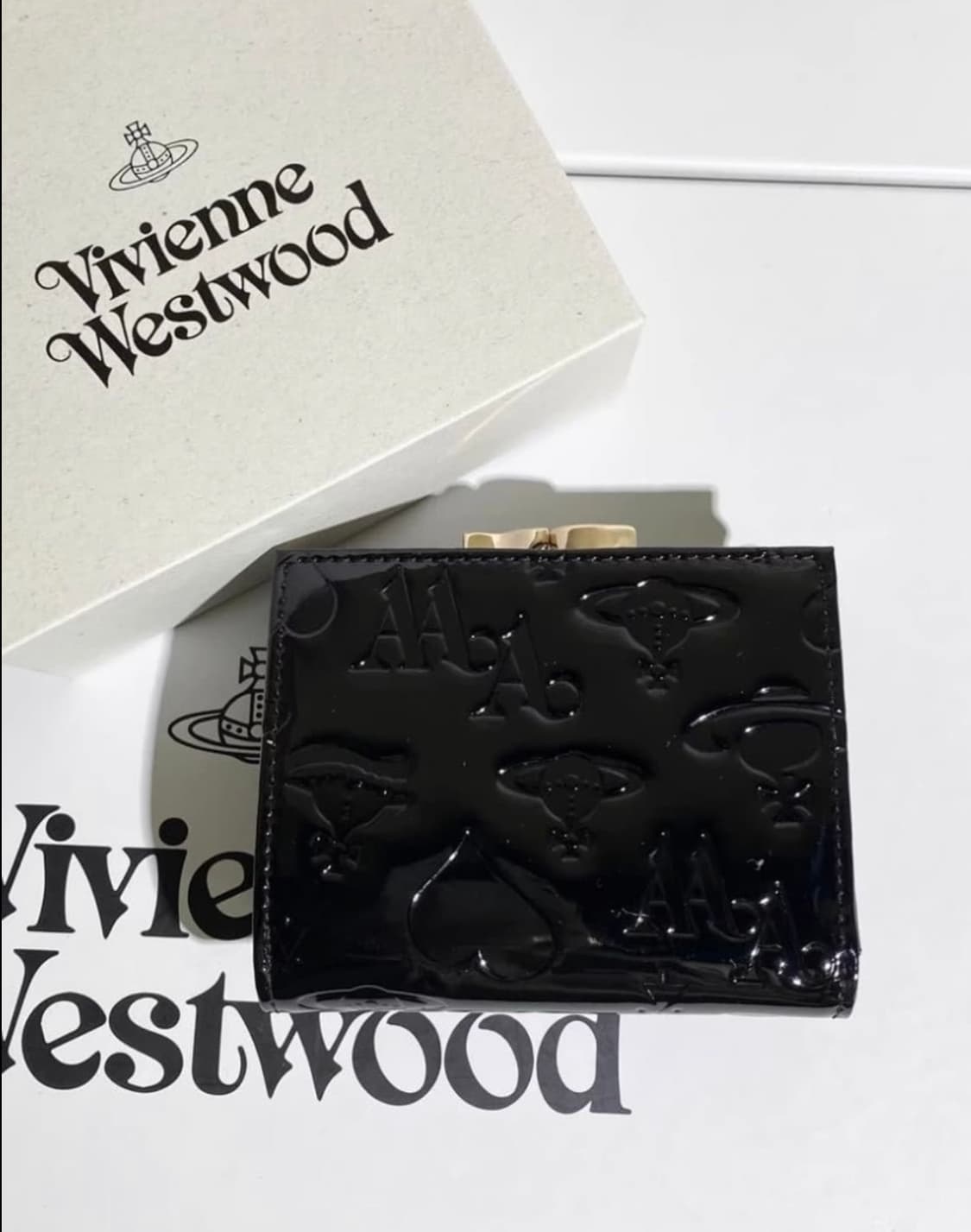 비비안웨스트우드 아카이브 금장 orb 펀칭 유광 블랙레더 하프월렛 반지갑 상품이미지2