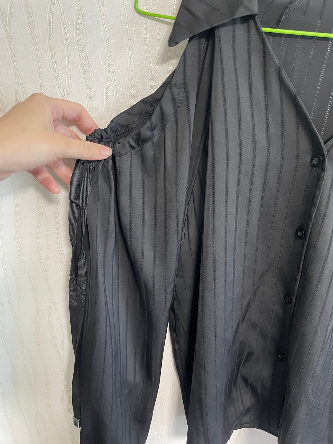 블랙 스트라이프 오프숄더 블라우스 상품이미지2