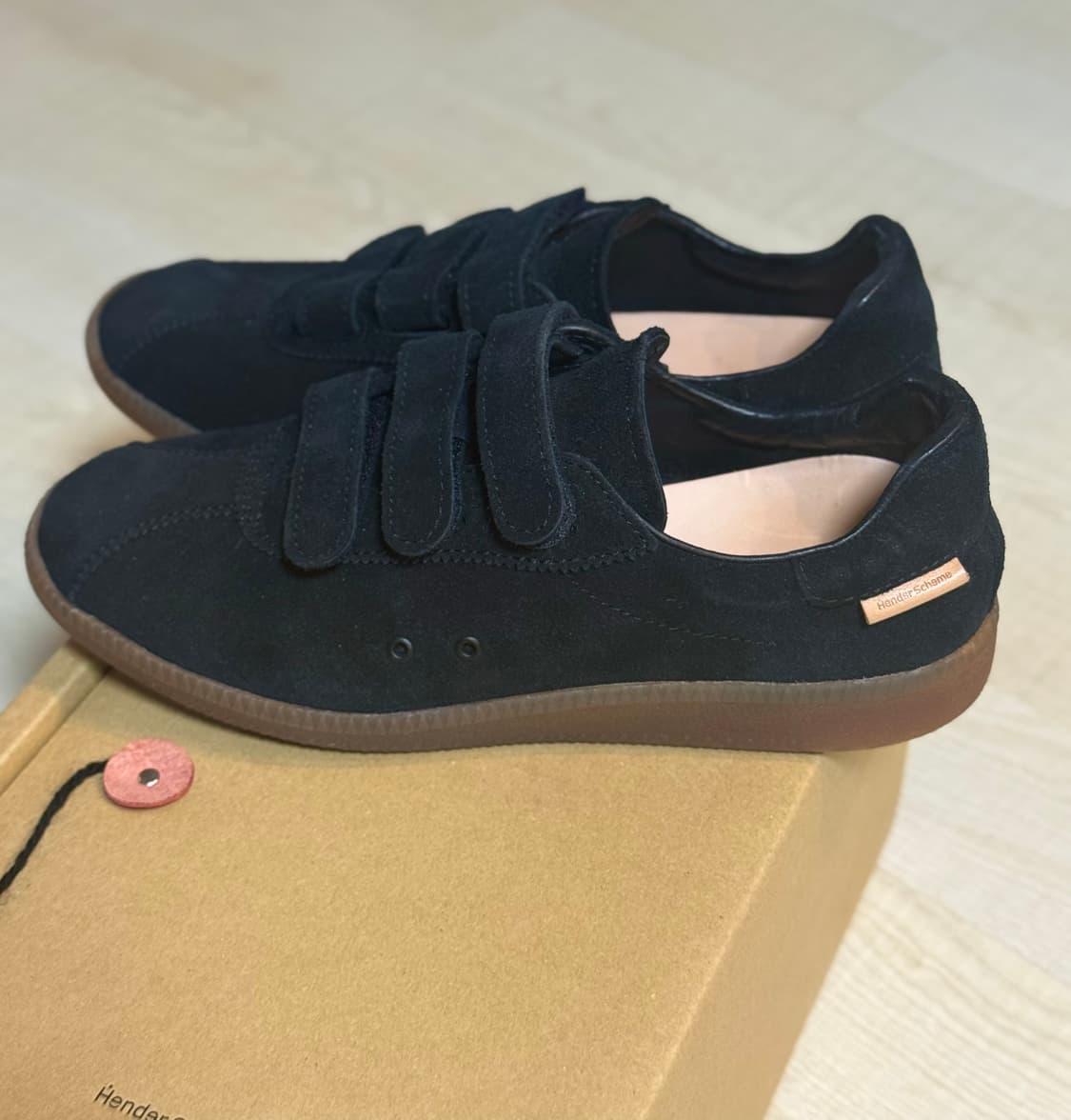 헨더스킴  스웨이드 스니커즈 판매합니다. 피 상품이미지1