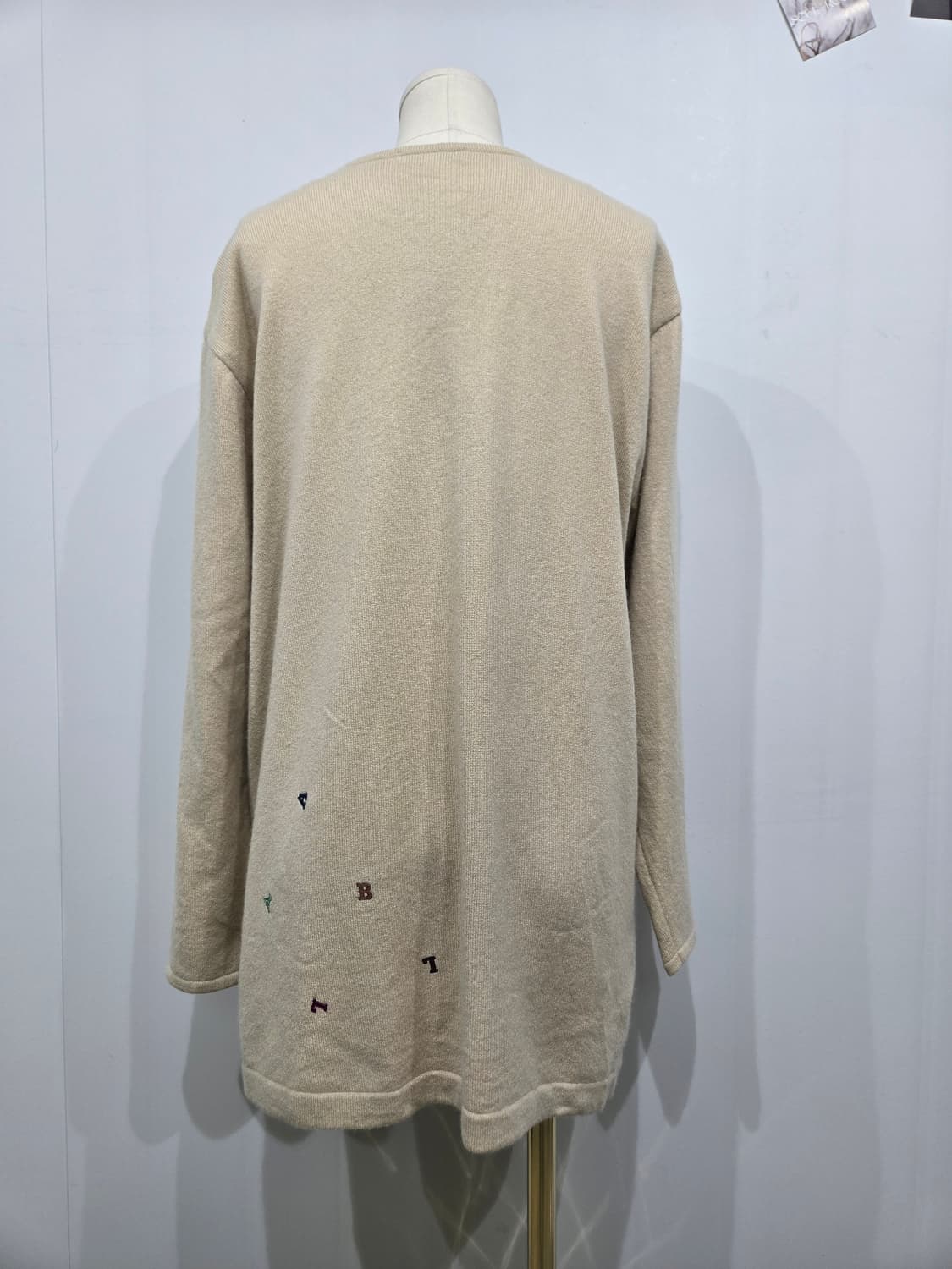 발리 알파벳 자수 베이지색 가디건 상품이미지2