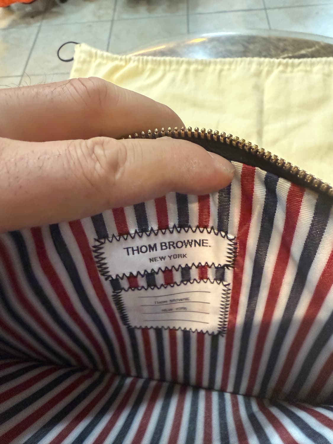 정품 톰브라운 삼색스티지 블랙레더 클러치 팝니다 상품이미지8